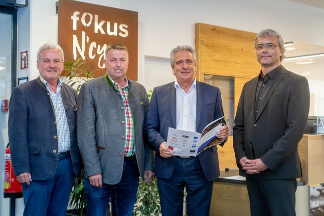 FoKus N'Cyan – N'Cyan-Vorstand vor der offiziellen Eröffnung